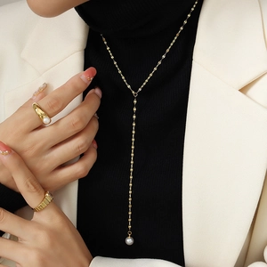 Elegante gouden titanium stalen Y-vormige ketting met parelkwastje en bijpassende ringen