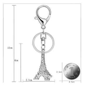 Portachiavi Torre Eiffel con strass e dettagli delle misure su sfondo bianco