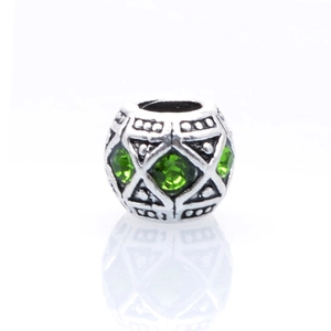 Gedetailleerd zicht op vintage zilveren kraal met groene zirkonia voor DIY-sieraden