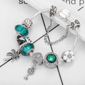 Pulsera de dijes de panda y palmera con cuentas de esmeralda y cadena de plata