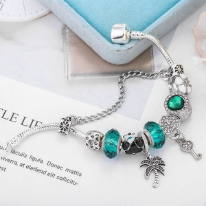 Pulsera de cuentas panda con dijes de palmera y llave de corazón en cadena plata