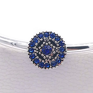 Gros plan détaillé d'une perle charm en argent sertie de cristaux bleu foncé effet œil étoilé