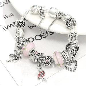 Bracelet à breloques en verre rose avec flamant rose, palmier et pendentifs cœur