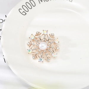 Broche élégante en perle forme flocon de neige en métal doré sertie de cristaux