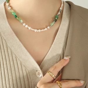 Collana di Giunzione in Acciaio al Titanio con Perla d'Acqua Dolce Stile Bali Collana con Perline Verdi in Pietra Naturale per Donna