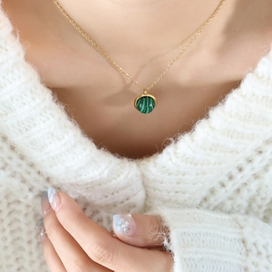 Élégant collier en acier titane doré avec pendentif rotatif en pierre turquoise verte