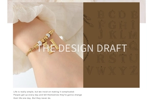 Detail van een gouden letter H-hanger aan een fonkelende strass-armband