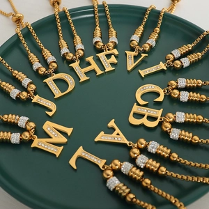 Gouden letter hanger kettingen met strassteentjes en verstelbare ketting in dienblad