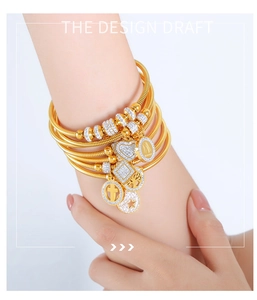 Detalle de pulsera de serpiente dorada multicapa con colgantes de estrella y corazón