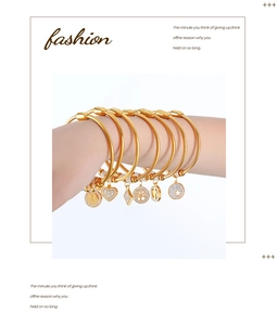 Juego de siete pulseras doradas con cuentas y colgantes de circonita en forma de corazón