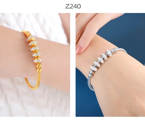 Detalle de pulseras de cadena de serpiente en oro y plata con cuentas de cristal brillante