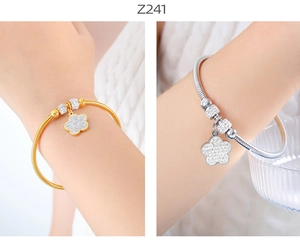 Detalles de pulseras con dijes florales, cristales de circón y cadenas de estilo serpiente