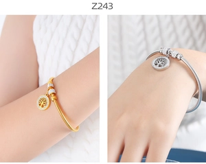 Detalle de pulseras árbol de la vida en oro y plata con cuentas pavé de cristales finos