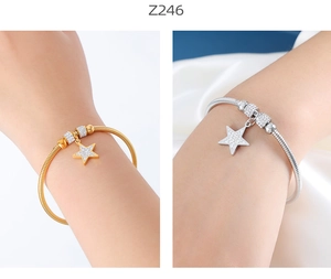 Detalle de pulseras de cadena de serpiente oro y plata con colgantes de estrella