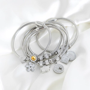 Pulseras de cadena de serpiente plateadas con colgantes de corazón y estrella en seda
