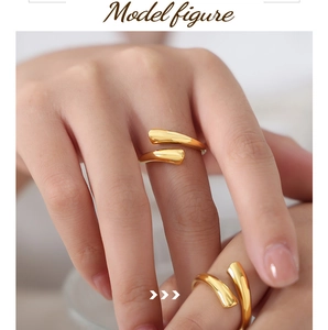 Primer plano detallado de dos anillos abiertos dorados minimalistas en la mano de una modelo