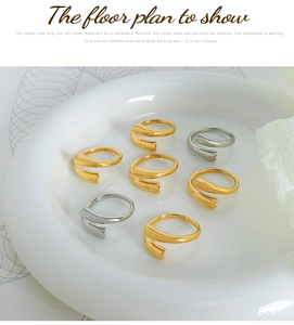 Primer plano de anillos en espiral abiertos dorados y plateados de estilo lujo
