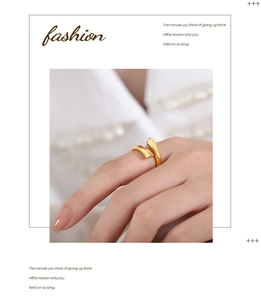 Anillo envolvente abierto de oro minimalista mostrado en una foto editorial de moda