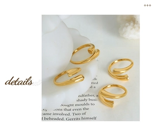 Detalle de anillos dorados en espiral con acabado de espejo pulido sobre papel vintage