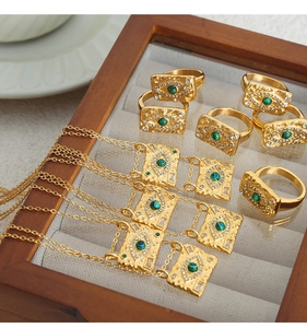 Dettaglio del set gioielli occhio in oro 18K con malachite verde e pietre di zircone
