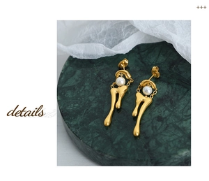 Dettaglio orecchini irregolari in titanio dorato con perla d'acqua dolce elegante