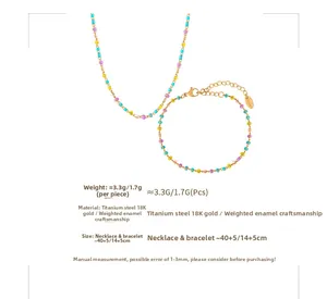 Primer plano del conjunto de collar y pulsera de acero titanio chapado en oro 18K