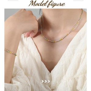 Detalle del conjunto de collar y pulsera de cuentas de colores usado por una modelo