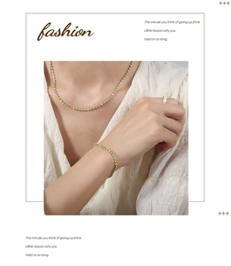 Detalle de conjunto de collar y pulsera de cuentas de colores con fina cadena dorada