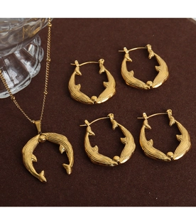 Détail d'un ensemble de bijoux en or 18 carats avec boucles d'oreilles queue de baleine