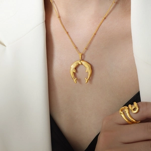 Parure de bijoux luxueuse en titane plaqué or 18K avec pendentif baleine et bague croisée