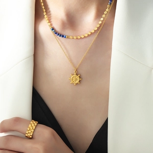 Colliers dorés superposés avec pendentif gouvernail et bague gourmette pour femme