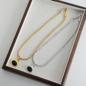 Collar de cadena de serpiente con colgante de cristal negro en oro y plata