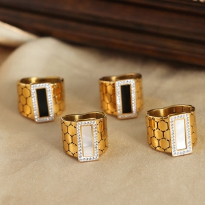 Bague dorée 18k avec grille hexagonale, incrustations noir et blanc et cristaux