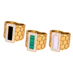 Lot de trois bagues en acier titane doré avec motif hexagonal et incrustations colorées