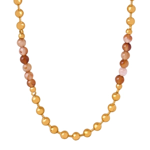Collar de cuentas de piedra natural con bolas bañadas en oro de 18k sobre fondo blanco puro
