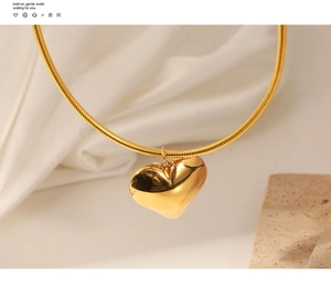 Makro-Detail eines 18k Gold-Herzanhängers mit hochglanzpoliertem Finish an einer Schlangenkette