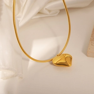 Minimalistische 18k Gold Herzanhänger Halskette mit Schlangenkette auf weißer Seide