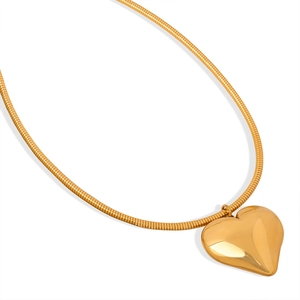 Polierte 18k Gold Herzanhänger Halskette mit dicker Schlangenkette auf weißem Grund