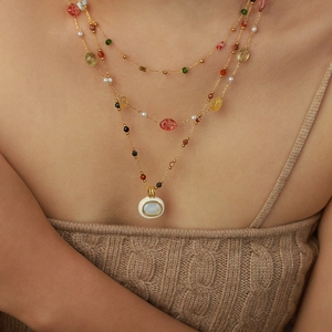 Collar de tres capas chapado en oro de 18k con cuentas de colores y colgante de piedra
