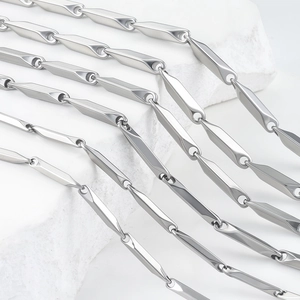Minimalistische silberne Edelstahl-Mobius-Kette mit geometrischen Rechteckgliedern