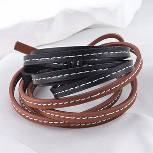 Cordon en cuir premium avec surpiqûres blanches contrastées en noir et marron