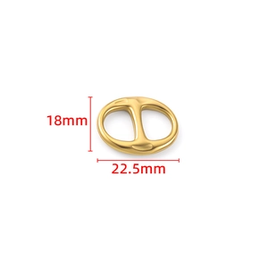 Dettaglio del ciondolo a maglia ovale a catena ancora dorata da 18x22,5 mm in acciaio