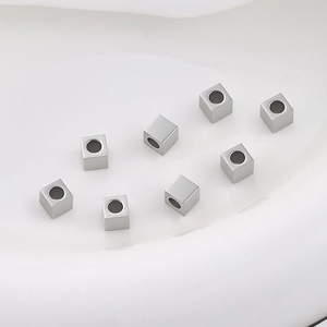 Cuentas de cubo de acero inoxidable pulido de 4 mm para creación de joyas y manualidades