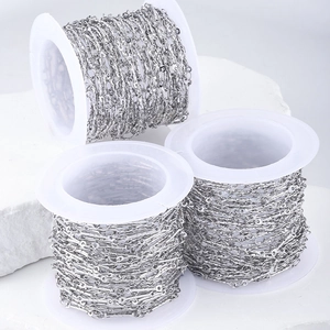 Rollos de cadena de acero inoxidable para joyería DIY en soporte de mármol elegante