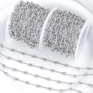 Rouleaux et brins de chaîne à maillons en acier inoxydable pour bijoux DIY sur plateau