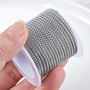 Glänzende silberne Edelstahlkette mit Fischgrätenmuster auf Spule für DIY Schmuck