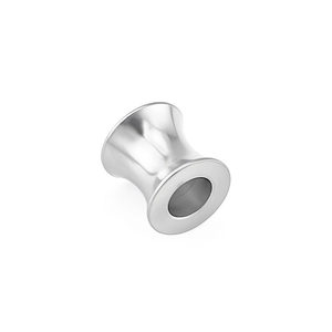 Tunnel per orecchie double flared in acciaio inossidabile lucido argento su sfondo bianco