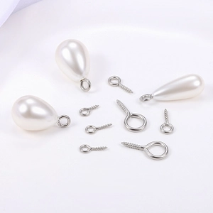 Pitons à vis argentés et breloques perles blanches en goutte pour création de bijoux