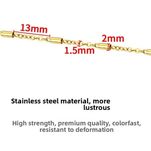 Makro-Detail der vergoldeten Edelstahl-Rohrkette mit polierten 13mm langen Gliedern