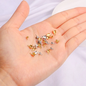 Edelstahl-Klappverschlüsse in Gold und Silber für DIY-Schmuck auf der Handfläche